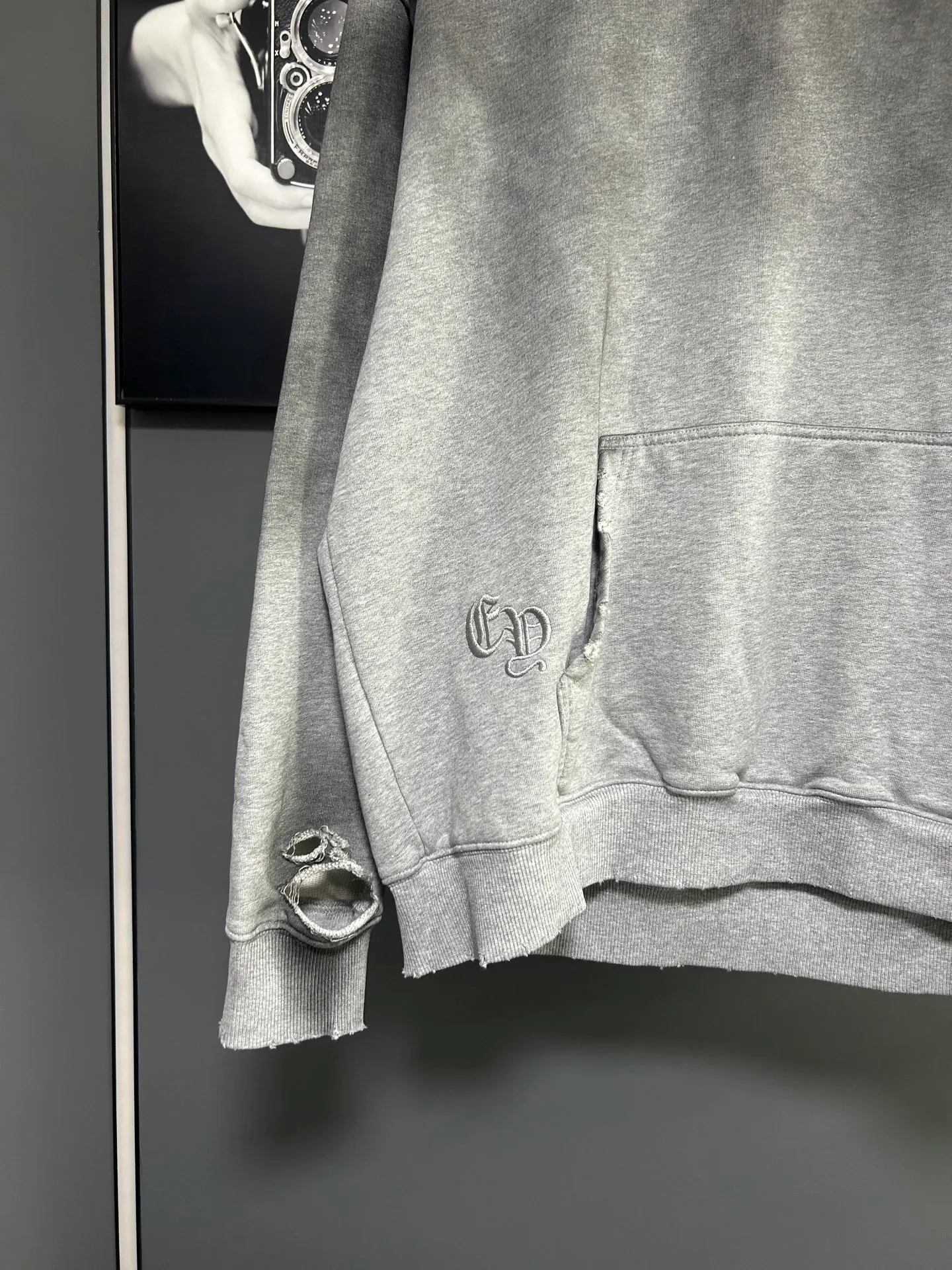 P310 𝗖𝗵𝗿𝗼𝗺𝗲 𝗛𝗲𝗮𝗿𝘁𝘀/Cro Heart 2025 Cross Patch Embroidery Summer New Original Single Counter American Acid Washed Distressed Laser Burnt Patch Embroidery Couple Casual Hooded Sweatshirt 👑The highest version! Customized fabric 440g tripe terry fabric! American acid-washed and distressed original fabric laser burnt ✟appliqué embroidery and exquisite embroidery of letters! The best-selling model at the counter. It is very comfortable to wear. It is low-key yet luxurious. It is very classy when worn. The large size and tailoring are needless to say. The upper body is exquisite and vivid. 👍High-end first-class materials. A truly palace-level product. The cotton from Turkey is of outstanding quality. After heavy washing, the clothes are very soft! Not picky, the upper body is absolutely stylish and extremely luxurious. Auxiliary materials: The original model has been authenticated and labeled ➕100% silk washed with water label. Genuine purchase-grade original hangtag➕matching hanging rope➕3D hanging beads➕original packaging bag. Craftsmanship: The original version has consistent wiring! The highest version of the armhole matching technique! Countless times of pattern making to 100% restore the original appearance! The correct version is the same for men and women, super eye-catching, super good-looking, and super atmospheric! Color: black, white and gray Size, XS S M L